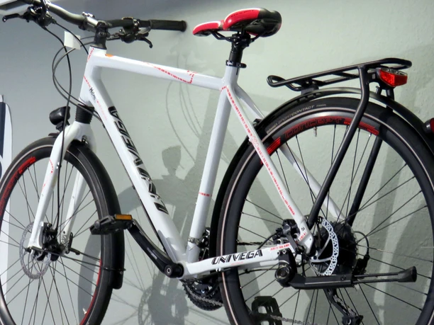 Ein weißes Fahrrad
