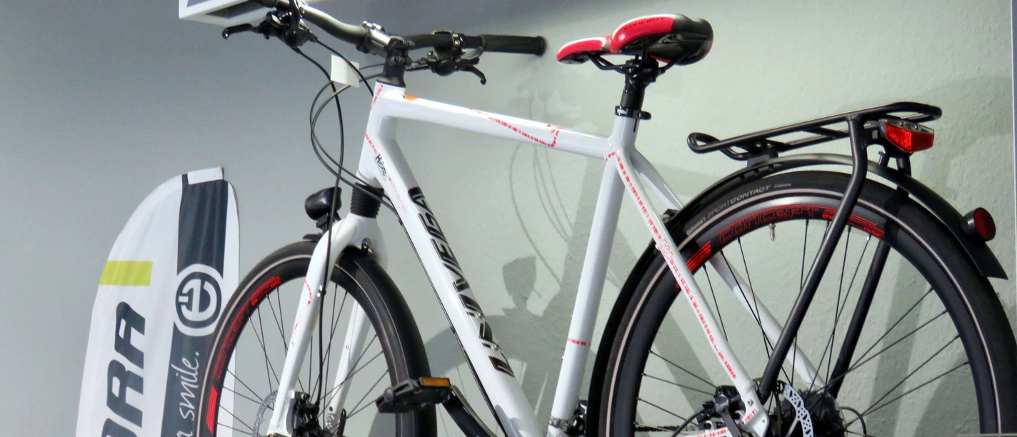 Henze_0014.jpg Ein weißes Fahrrad