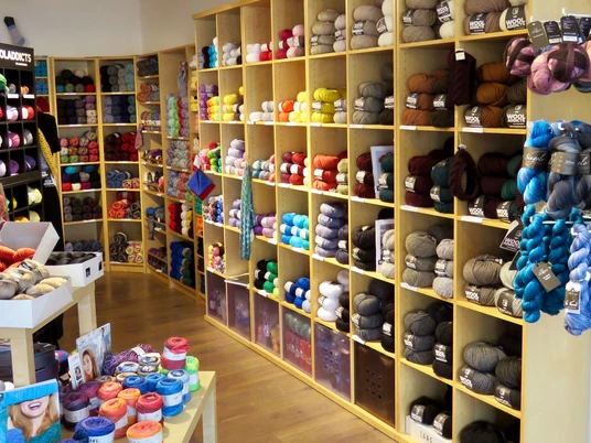 Blick in den Laden auf Regale voll mit Wollknäueln