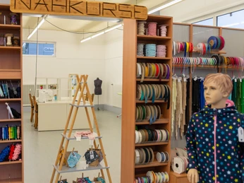 Königlich-12.jpg Regale mit Bändern und Eingang in Nähkurs-Raum