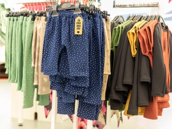 Genähte Kinderhosen und Oberteile