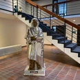 Innenansicht des Bürogebäudes mit Beethovenstatue