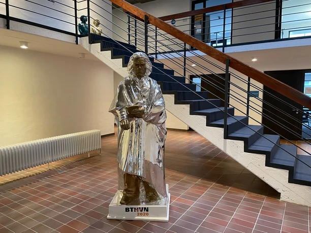Innenansicht des Bürogebäudes mit Beethovenstatue