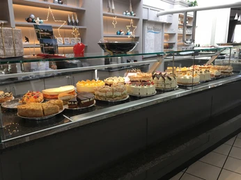 Seecafe_4.JPG Konditorei-Theke mit köstlichen, kunstvoll verzierten Torten und Kuchen, appetitlich präsentiert.
