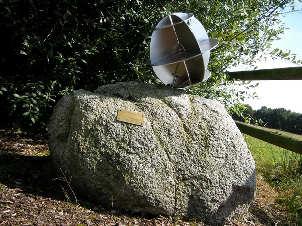 NRW-Nordpunkt 2.JPG Stein mit metallischer Skulptur, umgeben von Bäumen, markiert den nördlichsten Punkt von NRW.