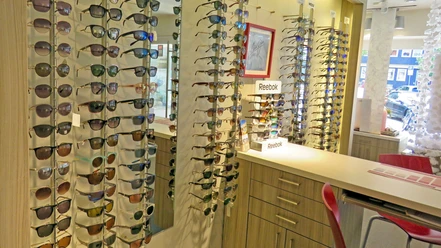 KauneOptik_0014.jpg Eine Wand mit Sonnenbrillen