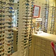 KauneOptik_0014.jpg Eine Wand mit Sonnenbrillen