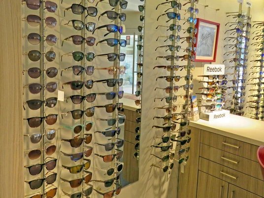 KauneOptik_0014.jpg Eine Wand mit Sonnenbrillen