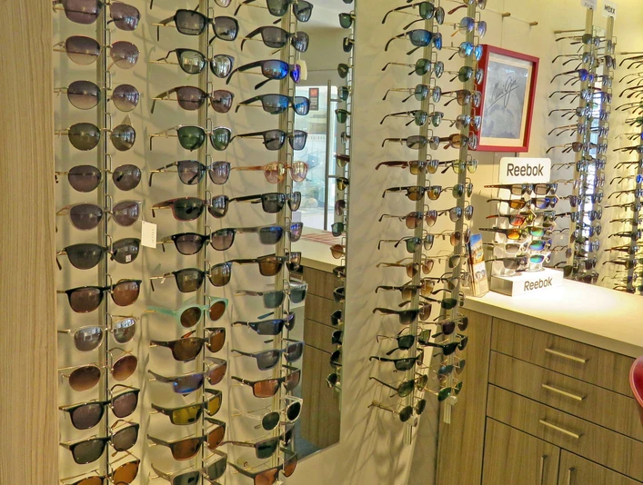 KauneOptik_0014.jpg Eine Wand mit Sonnenbrillen