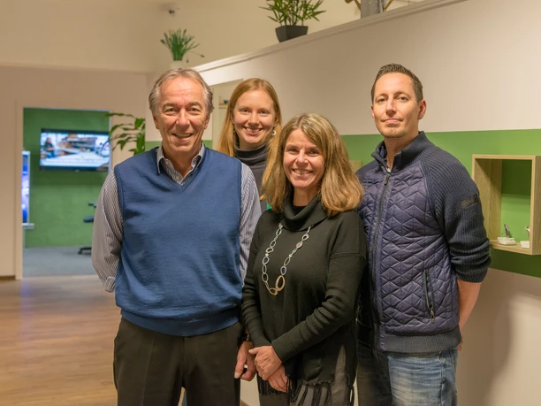 Teamfoto mit zwei Frauen und zwei Männern