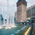 roterturm_ErnestoUhlmann.jpg Zentral in der Stadt erhebt sich ein historischer Wachturm neben sprudelnden Wasserspielen.A historic watchtower stands in the center of the city next to bubbling fountains.V centru města stojí historická strážní věž vedle bublajících fontán.Zabytkowa wieża strażnicza stoi w centrum miasta obok bulgoczących fontann.Een historische wachttoren staat in het centrum van de stad naast borrelende fonteinen.Una storica torre di guardia si erge nel centro della città accanto a fontane spumeggianti.