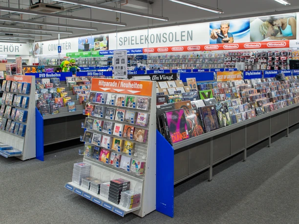 Regale mit CDs, DVDs, Vinyl und Konsolenspiele