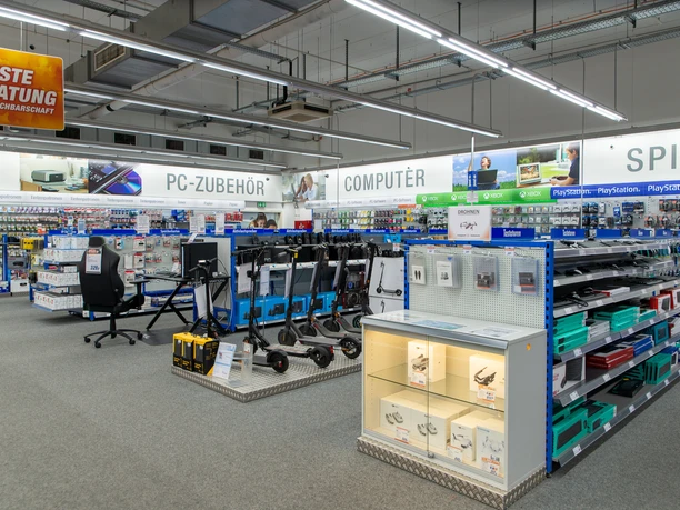 Regale mit PC Zubehör und E-Rollern