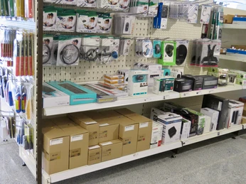 Flewo.jpg Regale mit Elektrozubehör