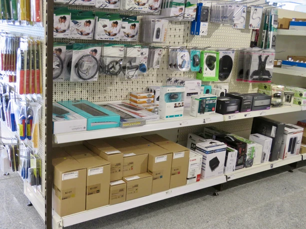 Flewo.jpg Regale mit Elektrozubehör