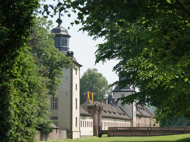 hx-corvey-thomashampel (8).JPG Steinbrücke und Eingangsportal zur Schlossanlage Corvey