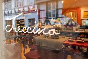 Treccino Rösterei-21.jpg Schaufenster mit Treccino-Schriftzug
