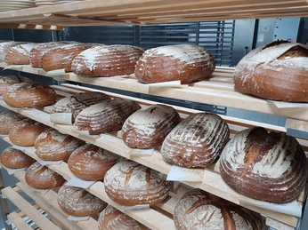 Brotlaibe auf Holzbrettern