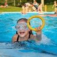 Freibad (Symbolbild) Kind im Freibad