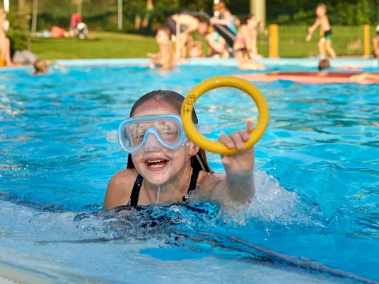 Freibad (Symbolbild) Kind im Freibad