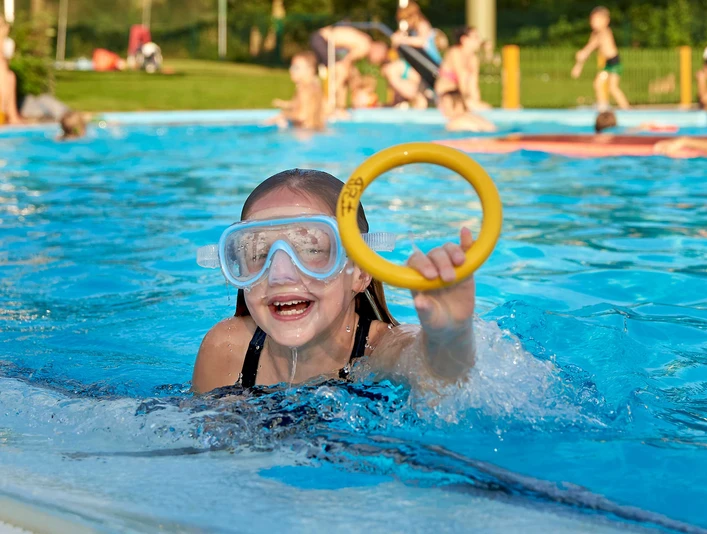 Freibad (Symbolbild) Kind im Freibad