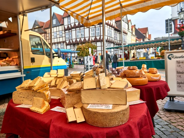Wochenmarkt in Wolfenbüttel Käsestand auf dem Wochenmarkt