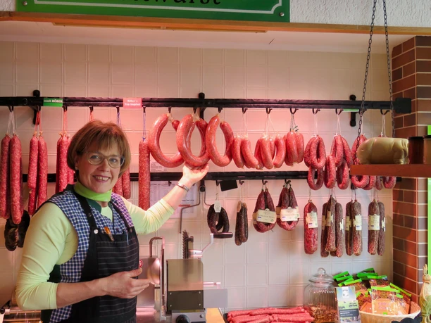 Inhaberin Susanne Röder vor den hausgemachten Wurstwaren