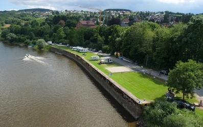 Blick von der Weserbrücke auf den Vlothoer Hafen, es sind Wohmmobile zu sehen