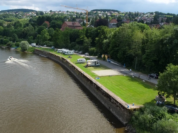 Blick von der Weserbrücke auf den Vlothoer Hafen, es sind Wohmmobile zu sehen