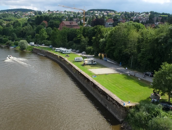 Vlothoer Hafen Blick von der Weserbrücke auf den Vlothoer Hafen, es sind Wohmmobile zu sehen
