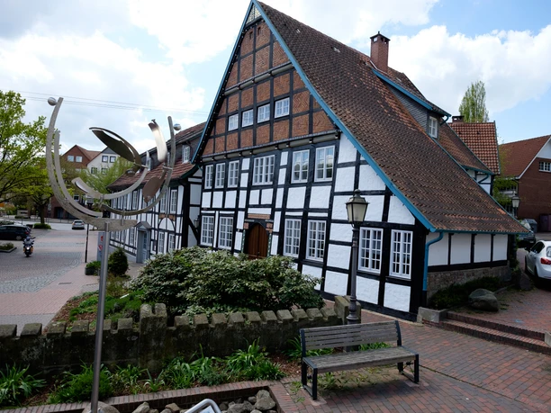 Fachwerkhaus in malerischem Dorf mit geschichtsträchtiger Atmosphäre, umgeben von natürlicher Schönheit.