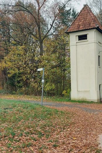 Auf Spurensuche in der Heidmark – Tour 5 rund um Schweimke Auf Spurensuche in der Heidmark – Tour 5 rund um SchweimkeIn search of clues in the Heidmark - Tour 5 around SchweimkePå jagt efter spor i Heidmark - Tur 5 omkring SchweimkeOp zoek naar aanwijzingen in de Heidmark - Tour 5 rond Schweimke