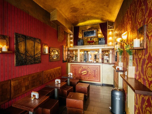 View of the artistically designed counter of the Beard Brothers & Sisters Leipzig, gastronomy, snack bar, with lots of wood and dark red colors