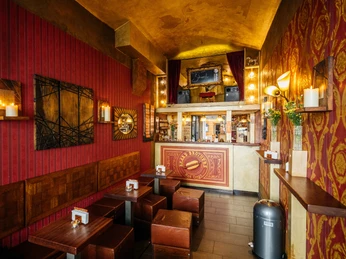 Beard Brothers & Sisters - Verborgenes Leipzig Blick auf die kunstvoll, mit viel Holz und dunkelroten Farben gestaltete, Theke des Beard Brothers & Sisters Leipzig, Gastronomie, Imbiss