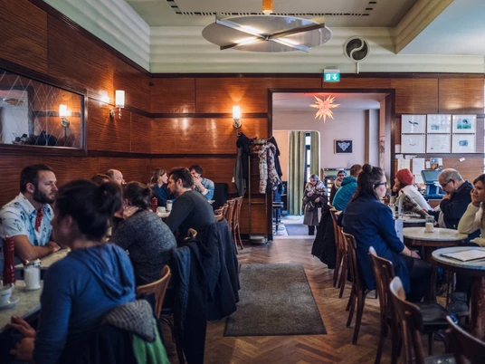 Café Grundmann - Gastronomie in Leipzig Blick in den Gastraum des Cafe Grundmann mit klassichen Kaffeehaus-Moebeln aus HolzSala Café Grundmann z klasycznymi meblami z drewnaView into the seating area at Café Grundmann with classic wooden coffee house furnitureDans la salle à manger du Café Grundmann, vue sur les meubles en bois typiques des maisons de dégustation de caféPohled do kavárny Café Grundmann s klasickým dřevěným a pro kavárny typickým nábytkem