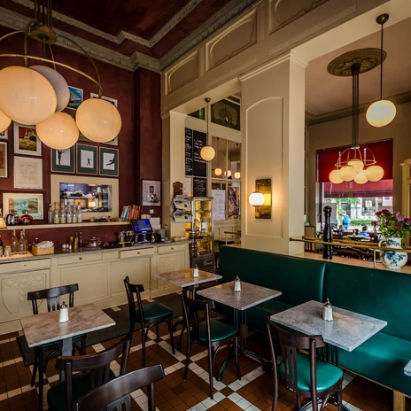 Blick in den Innenraum des französische angehauchten Cafe Maitre.