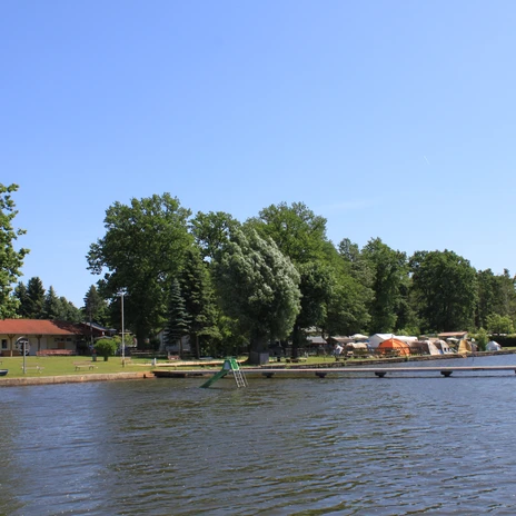 Der Campingplatz Neumuehle grenzt direkt an das Seebad Schildau an.
