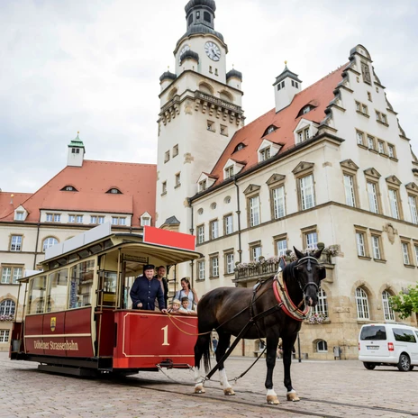 Pferdebahn vor dem Doebelner Rathaus - Region Leipzig