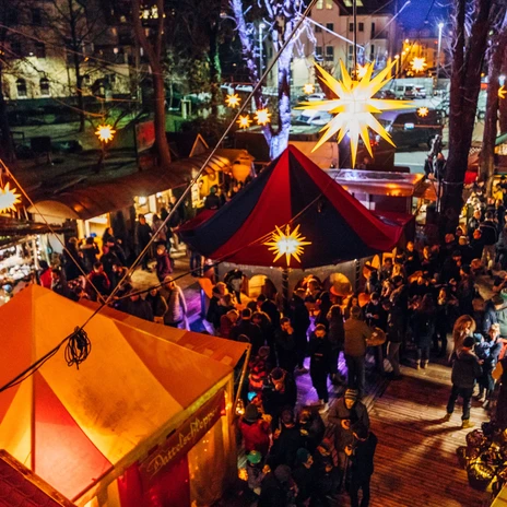 Sicht von oben auf den Felsenkeller-Weihnachtsmarkt - Weihnachten in Leipzig