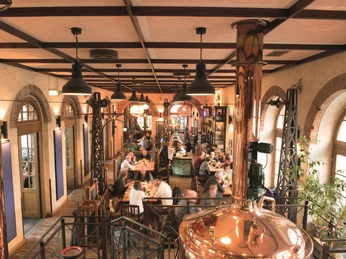 Gasthaus und Gosebrauerei Bayerischer Bahnhof - Gastronomie in Leipzig Blick auf den Gastraum im Bayerischer Bahnhof in Leipzig von oben