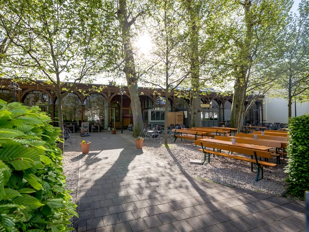 Biergarten und Freisitz mit Blick auf das Gasthaus Bayerischer Bahnhof in dem auch die Spezialitaet Gose-Bier gebraut wird