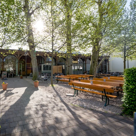 Pivní zahrádka a venkovní posezení s výhledem na Gasthaus Bayerischer Bahnhof, kde se vaří speciální pivo Gose.