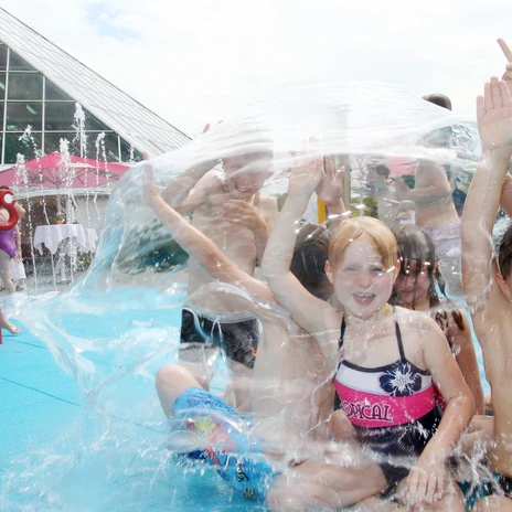 einweihung der mneuen wasserspielanlage im riff in bad lausick _ jubel unterm wasserpilz