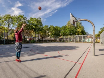 Lene-Voigt-Park, Basketballplatz