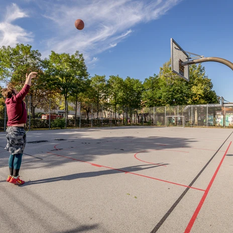 Lene-Voigt-Park, Basketballplatz
