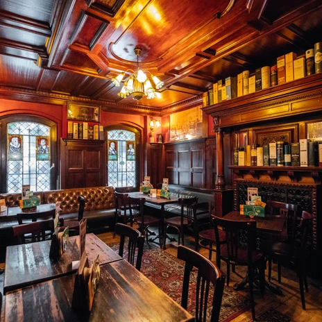 Noels Ballroom ist eine Bar im Irish Pub Stil.