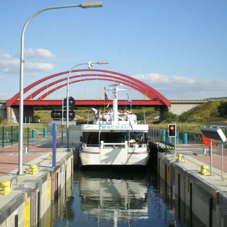 Die FMS Wachau der Personenschifffahrt im Leipziger Neuseenland durchfährt eine Schleuse, Ausflug, Freizeitaktivität