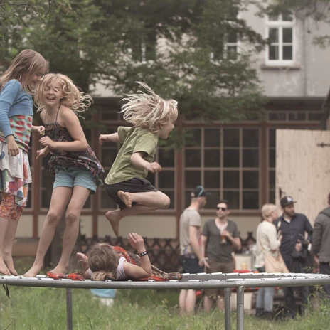 Villa Hasenholz, Kinder auf Trampolin