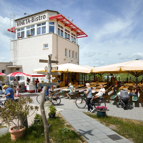 Pohled na bistro VINETA a jeho venkovní posezení u jezera Stoermthal v lipské oblasti Neuseenland