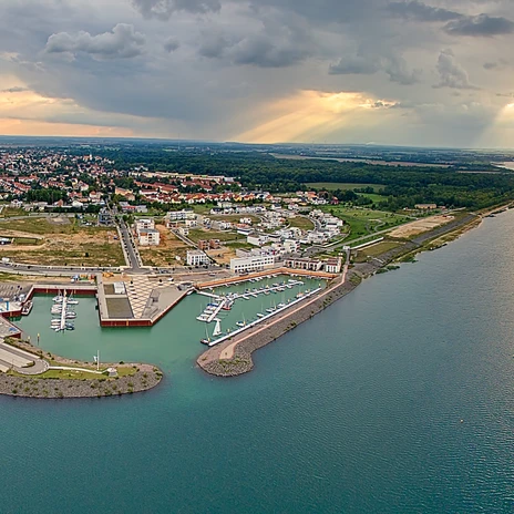 Vue sur le port du lac de Zwenkau